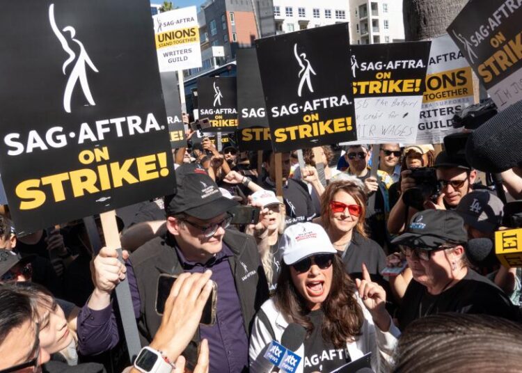 O SAG-AFTRA configura o Fundo 'Robin Hood' para transmitir dinheiro dois anos após a greve. O que é?