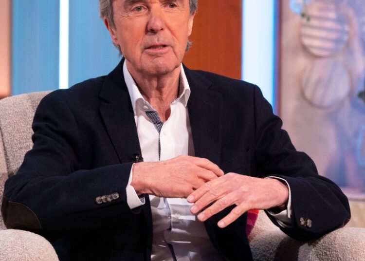 O Showbiz World presta homenagem a John Stapleton, pois as celebridades honram a lenda da transmissão tardia