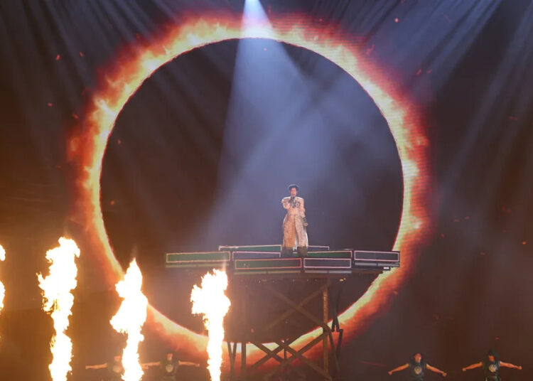 O Vietnã vence o concurso de músicas de intervisão, o rival Eurovision da Rússia promove 'valores familiares'