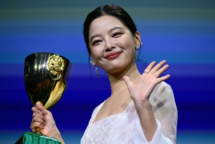 O Xin Zhilei da China ganha prêmio de melhor atriz no Festival de Veneza