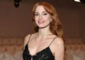 O ajuste todo-preto de Jessica Chastain é tão complexo que exige uma tomada dupla