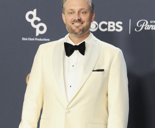 O anfitrião do Emmys, Nate Bargatze, não tem planos de ser político na cerimônia