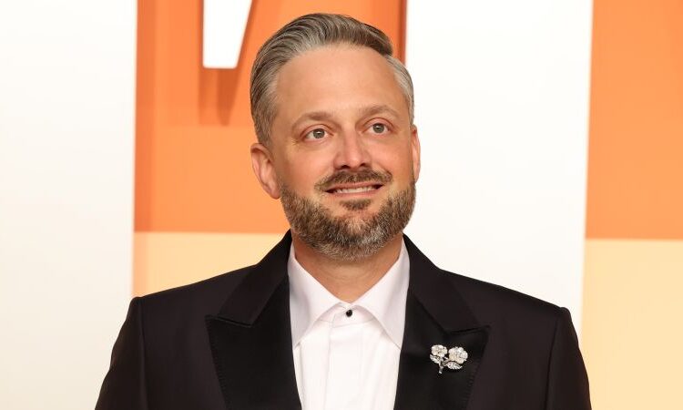 O apresentador do Emmys, Nate Bargatze, acha que finalmente descobriu uma maneira de manter discursos de aceitação curtos