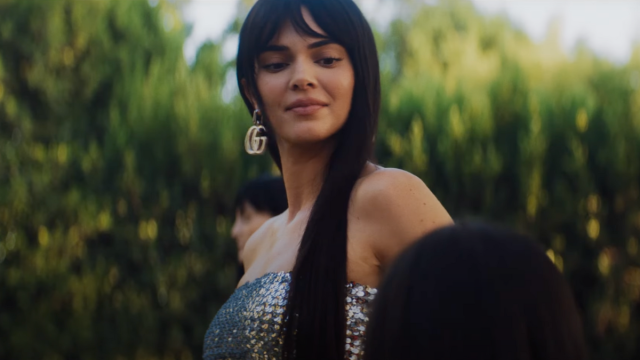 O cabelo surpreendentemente longo de Kendall Jenner rouba o show na foto do filme Gucci