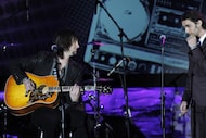 Tyson Ritter, à direita, e Nick Wheeler, do All-American Rejects, se apresentam no 27º anual ...