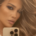 O colar de Jennifer Lopez em novas fotos faz com que os fãs tenham uma opinião dupla: 'diz Bennifer?'