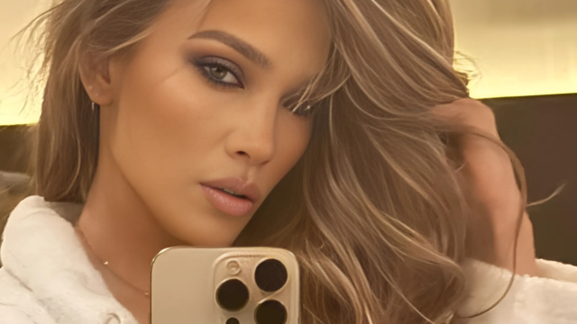 O colar de Jennifer Lopez em novas fotos faz com que os fãs tenham uma opinião dupla: 'diz Bennifer?'