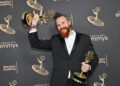 O compositor 'The White Lotus' ganha Emmy para a música tema da terceira temporada, apesar do drama Mike White