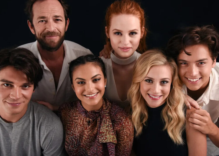 O conselho que Luke Perry deu sua co-estrela de 'Riverdale' antes de morrer