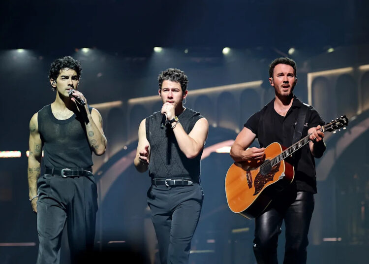 O estágio dos Jonas Brothers acidentalmente pega fogo no meio do concerto de Portland