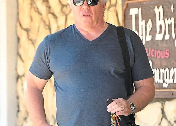 O ex -aluno de 'Back to the Future' Thomas F. Wilson parece quase irreconhecível durante o passeio em Los Angeles
