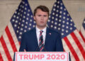 O falecido Charlie Kirk faz uma aparição surpreendente no novo documentário de Kanye West 'em Whame Name?'