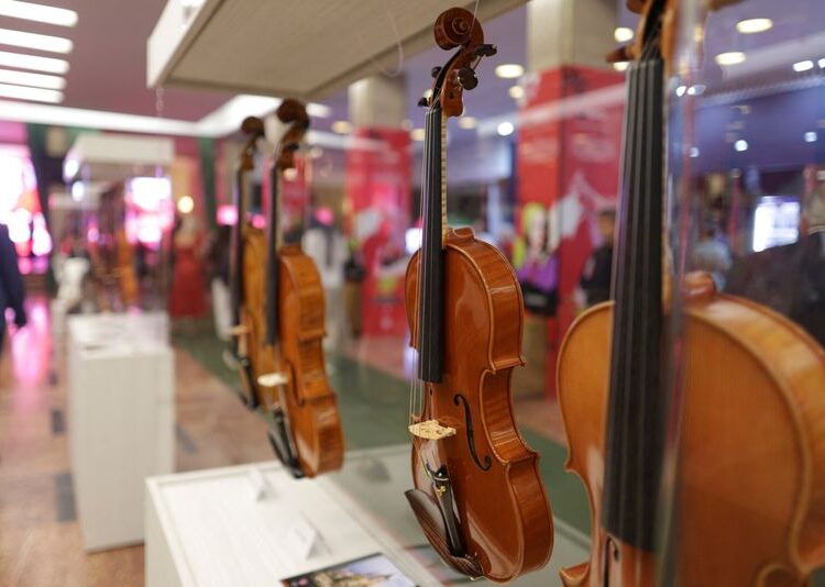 O festival da Romênia enecu tem mais amantes da música, apesar dos cortes no orçamento | 104.1 Wiky