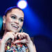O filho de Jessie J, 2, observa como a estrela pop se emociona durante a primeira apresentação após a cirurgia de câncer de mama