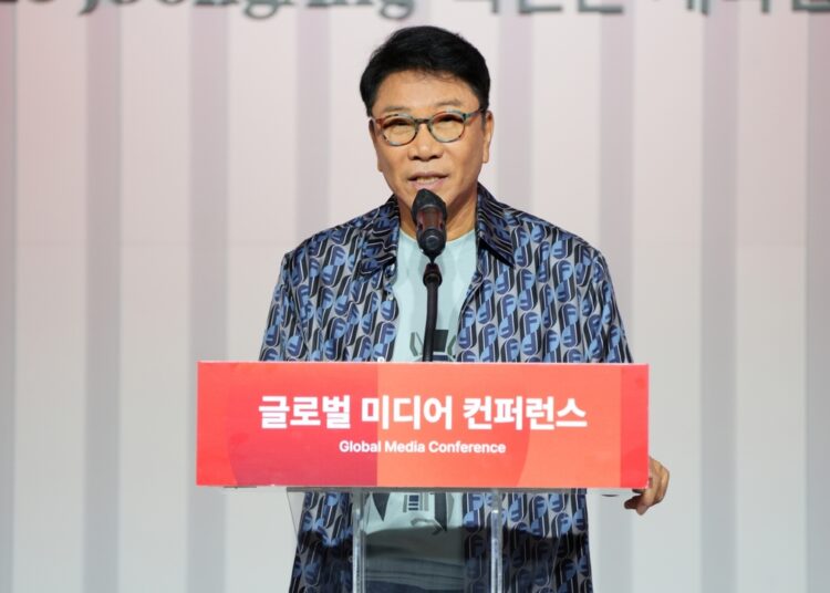 Lee Soo-Man, fundador da SM Entertainment e principal produtor da A20 Entertainment, fala durante a conferência de mídia global realizada em Seul na sexta-feira. (A20 Entertainment)