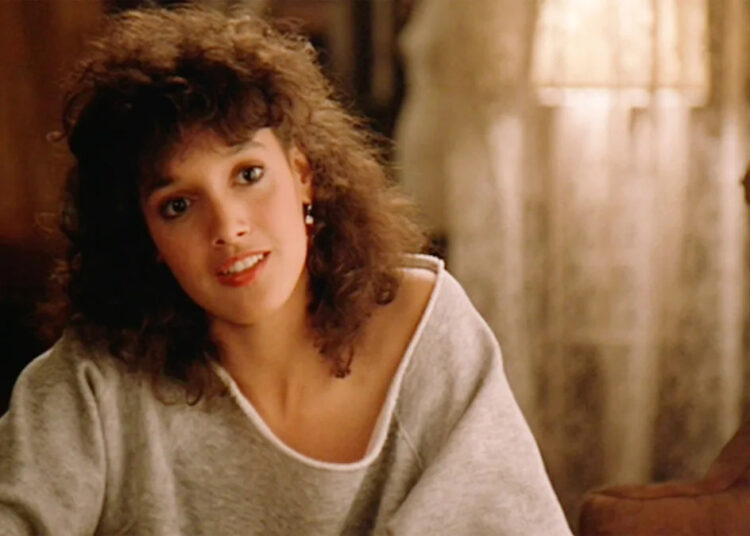 O ícone 'Flashdance' dos anos 80, Jennifer Beals, 61, não tem agitação no novo Snap de viagem