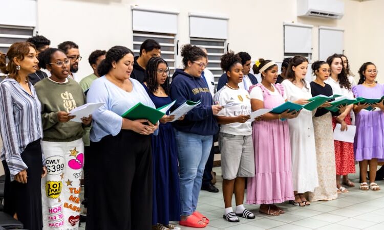 Jovens adultos solteiros de congregações na ilha da reunião, cantam na segunda -feira, 3 de setembro de 2025.
