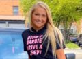 O líder de torcida do Kentucky, Laken Snelling, realizou meses antes de dar à luz
