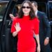 O minúsculo vestido vermelho de Selena Gomez vira cabeças em Nova York