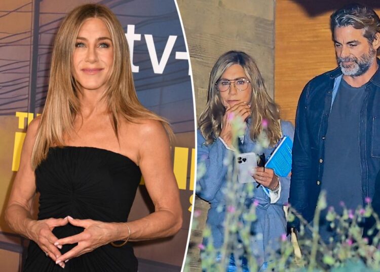 O namorado de Jennifer Aniston, Jim Curtis, apoia a atriz no 'Morning Show', a estréia da 4ª temporada
