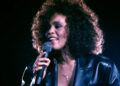 O novo lançamento de Whitney Houston deixa os fãs em 'Happy Tears:' 'Pure Perfection'