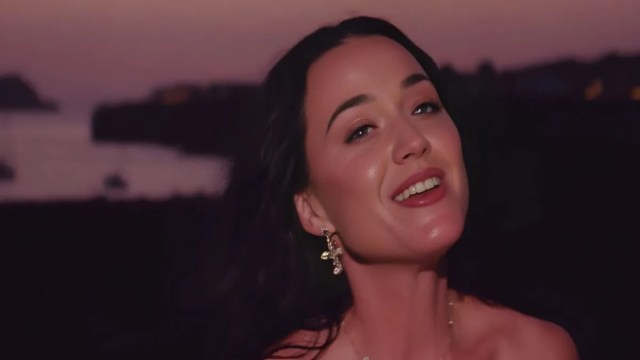 O ousado vestido de espartilho de Katy Perry tem fãs fazendo uma dupla tomada