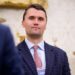 O podcast de Charlie Kirk retorna com cadeira vazia em seu lugar após a morte