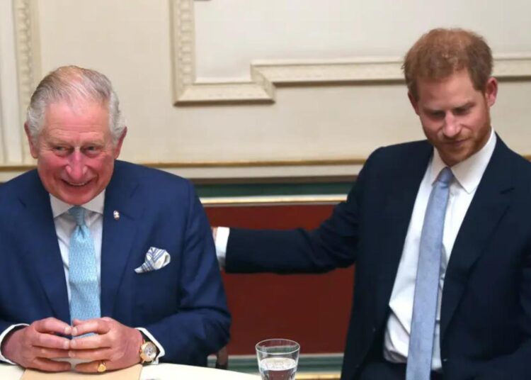 O príncipe Harry chega à Clarence House para encontrar o rei pela primeira vez em um ano
