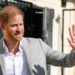 O príncipe Harry coloca seu dinheiro onde está sua boca - em movimento estranho para a Royals