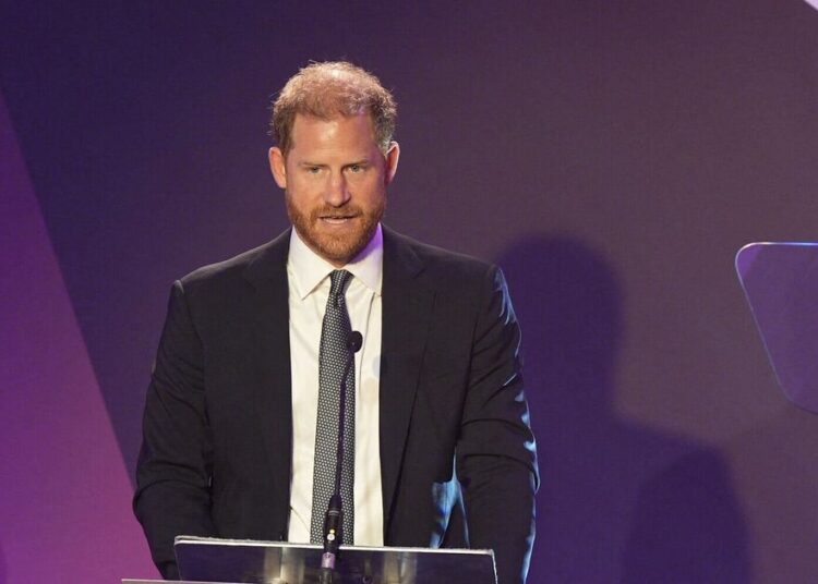 O príncipe Harry 'recupera a atenção' com a aparência de 'declaração' de Londres - Royals - Notícias
