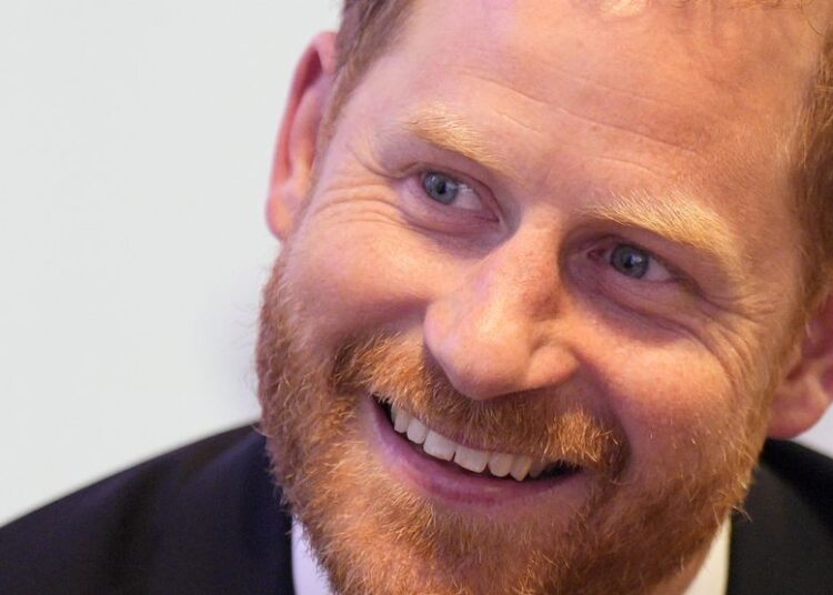 O príncipe Harry retorna ao Reino Unido, especulações sobre se encontrar com o rei Charles