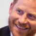 O príncipe Harry retorna ao Reino Unido, especulações sobre se encontrar com o rei Charles