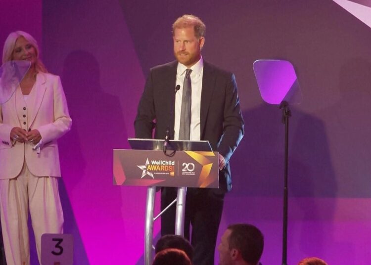 O príncipe Harry retorna ao Reino Unido, mas não está claro se ele se encontrará com a família real