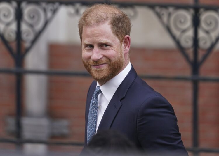 O príncipe Harry visita o Reino Unido, alimentando especulações sobre o encontro com King como as relações parecem derretidas