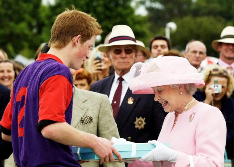 O príncipe Harry visita o túmulo da rainha Elizabeth II no aniversário da morte