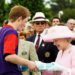 O príncipe Harry visita o túmulo da rainha Elizabeth II no aniversário da morte