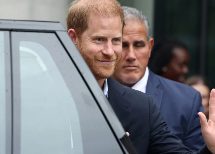 O príncipe Harry visitou secretamente outro membro da família real durante o retorno do Reino Unido