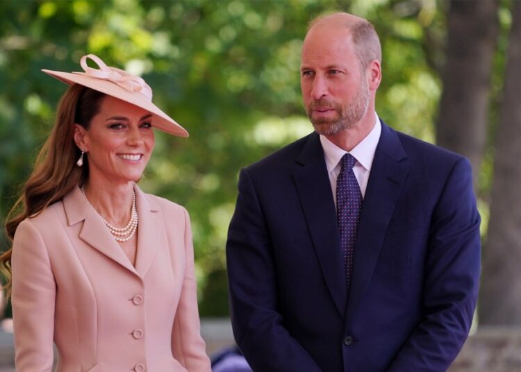 O príncipe William e Kate Middleton fazem o retorno conjunto para os deveres reais