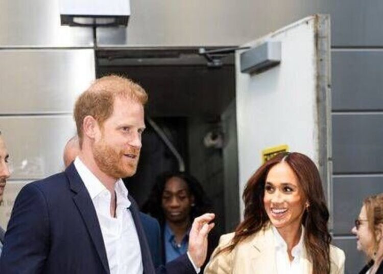 O rei Charles 'desesperadamente' procura reunião com o príncipe Harry - Royals - Notícias