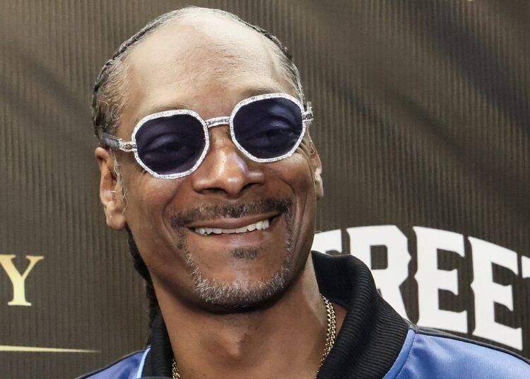 O representante de Snoop Dogg diz que os comentários abordando o LGBTQ+ as críticas são "falsas"