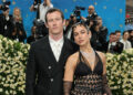O romance de Callum Turner de Dua Lipa é o tópico quente sobre novas músicas com Mark Ronson