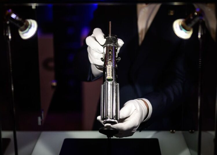 O sabre de luz de Darth Vader recebe US $ 3,6 milhões no leilão de Hollywood - Notícias de celebridades - entretenimento