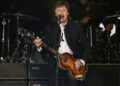 O suporte da música Paul McCartney aquece antes do show da Acrisure Arena