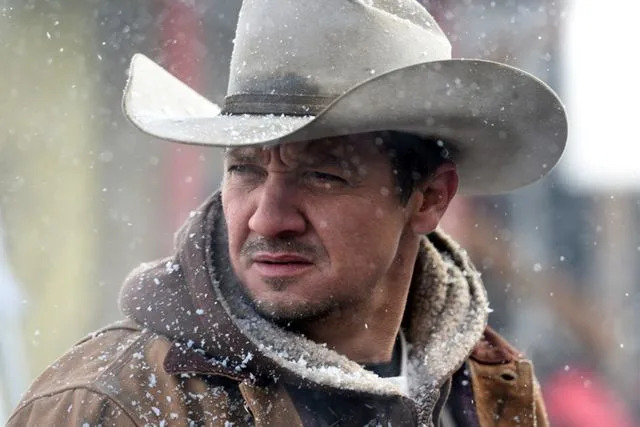O thriller ocidental de Taylor Sheridan, estrelado pela 2 Marvel, está explodindo na Netflix