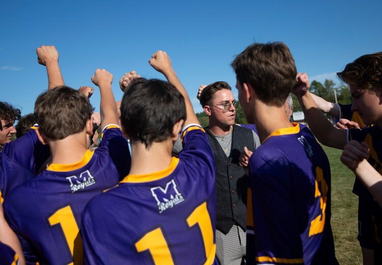 O time de futebol masculino de Mascoma Valley High triunfa 7-0