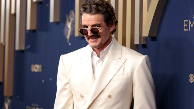 O traje todo branco de Pedro Pascal no Emmys fará com que você pareça duas vezes