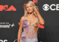 O vestido floral de Zara Larsson é um momento de moda ousado nas fotos de VMAs 2025