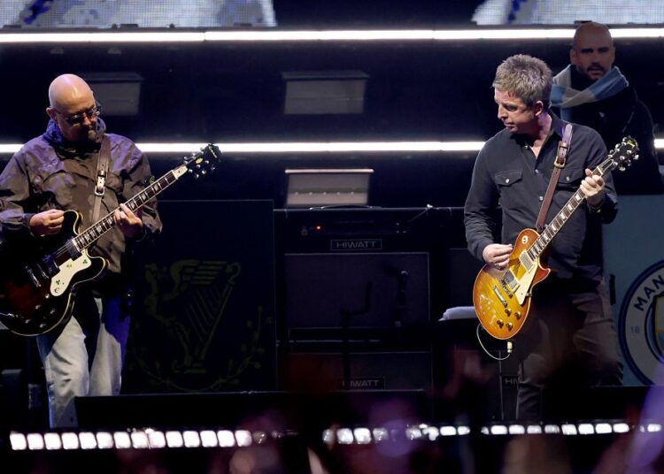 Oasis 'Live' 25 'Tour atrai uma multidão repleta de estrelas como Noel Gallagher pondera nova música