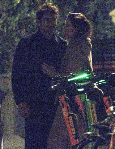 Olivia Wilde beija Ellie Goulding ex-marido Caspar brincando depois do jantar em Londres