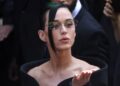 Os abdominais tonificados de Katy Perry em roupa de prata farão você parecer duas vezes